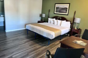 هتل Travelodge By Wyndham Redding Ca