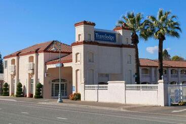 هتل Travelodge By Wyndham Redding Ca