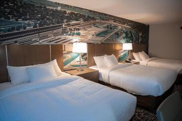 فندق على الطريق Clarion Pointe Indianapolis Airport