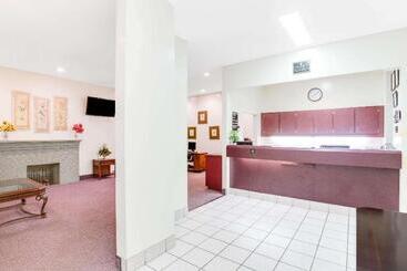 汽车旅馆  Knights Inn & Suites Dublin