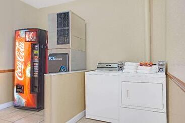 مُتل Super 8 By Wyndham Daytona Beach