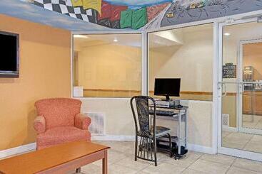 مُتل Super 8 By Wyndham Daytona Beach