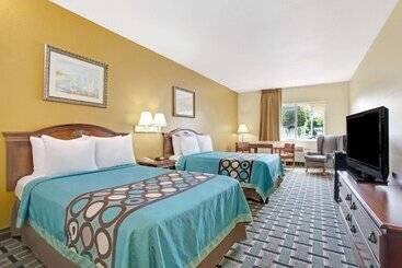 مُتل Super 8 By Wyndham Daytona Beach