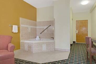 مُتل Super 8 By Wyndham Daytona Beach