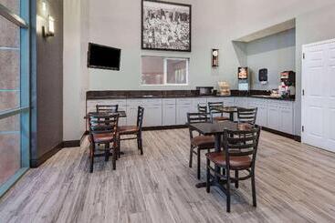 مُتل Super 8 By Wyndham North Hollywood