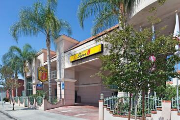 مُتل Super 8 By Wyndham North Hollywood
