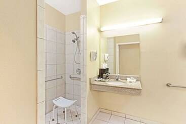 مُتل Super 8 By Wyndham North Hollywood