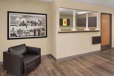 مُتل Super 8 By Wyndham Sioux Falls