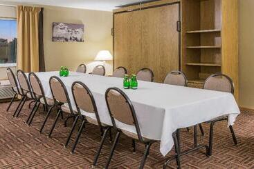 مُتل Super 8 By Wyndham Sioux Falls
