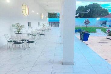 هتل Mall Santana Del Río