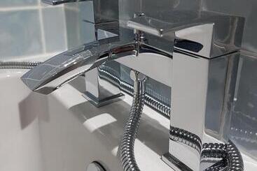 تختخواب و صبحانه Lyndene