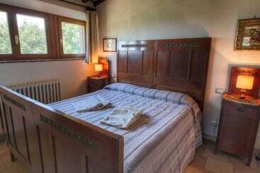 Elegant Cottage In Tuscany With Lake View And Private Garden