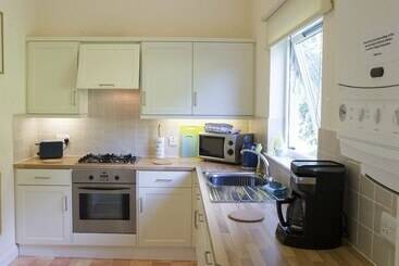 Lovely Cottage In Garden Grounds Near Centre