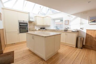 Stables Croyde 4 Bedrooms, Sleeps 8, Sea & Beach Views