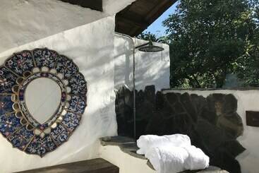 Viga Vieja Cabaña Rustica By Nomad Guru