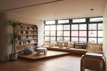 تختخواب و صبحانه Or Inn