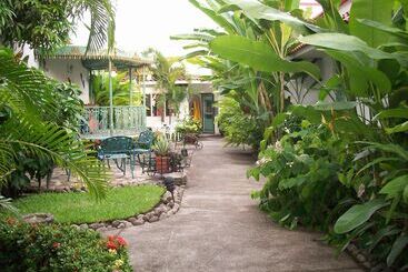 هتل Suites Ejecutivas Los Arcos