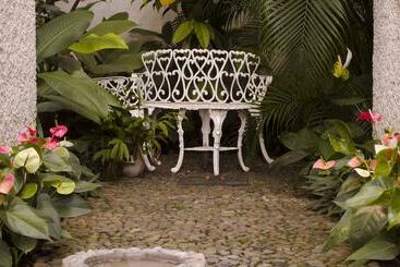 هتل Suites Ejecutivas Los Arcos