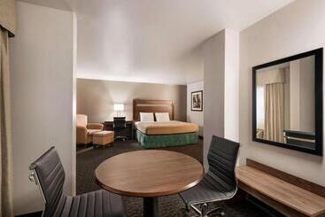 هتل Baymont By Wyndham Buffalo