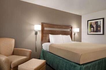 هتل Baymont By Wyndham Buffalo