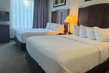 هتل Best Western Plus Hannaford Inn & Suites