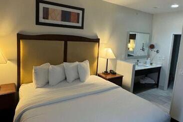 هتل Best Western Plus Hannaford Inn & Suites
