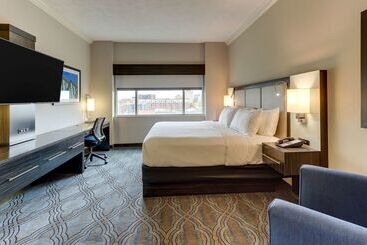 هتل Doubletree By Hilton St. Louis Forest Park