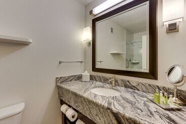 هتل Doubletree By Hilton St. Louis Forest Park