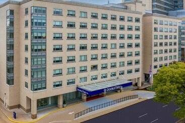 هتل Doubletree By Hilton St. Louis Forest Park