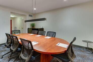 هتل Doubletree By Hilton St. Louis Forest Park