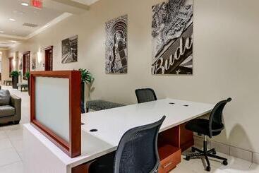 هتل Doubletree By Hilton St. Louis Forest Park