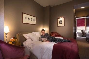 Giraffe By Library Hotel Collection