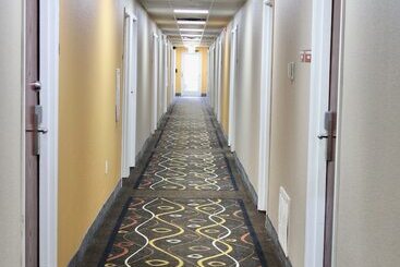 هتل Hometown Inn & Suites