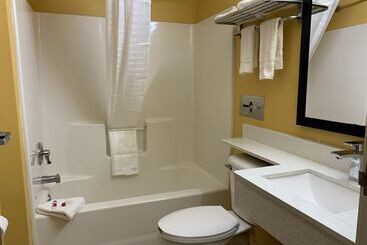 هتل Hometown Inn & Suites