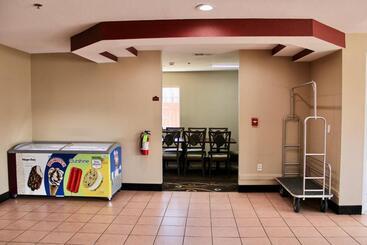 هتل Hometown Inn & Suites