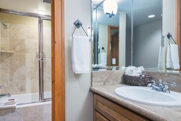 هتل Inn At Lost Creek
