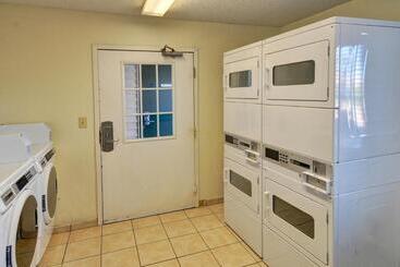 هتل Intown Suites Extended Stay Houston Tx   Hobby Airport