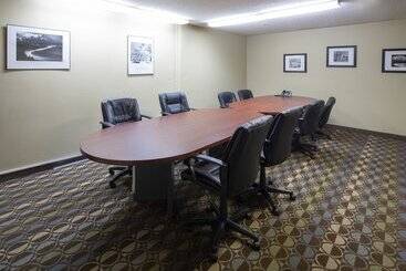 هتل Intown Suites Extended Stay Marietta Ga   Roswell Rd