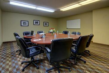 هتل Intown Suites Extended Stay Marietta Ga   Roswell Rd