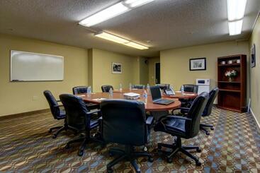 هتل Intown Suites Extended Stay Marietta Ga   Roswell Rd