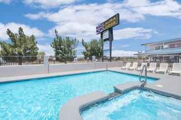 هتل Knights Inn & Suites By Sonesta Pecos