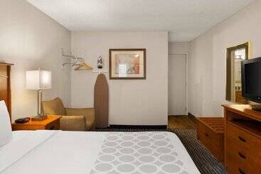Magnuson Hotel Detroit Metro Airport