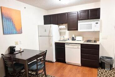 هتل Mainstay Suites Madison Airport