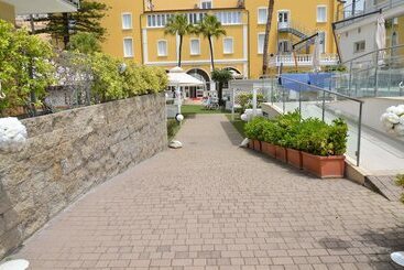 هتل Mediterraneo Palace