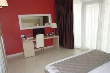 هتل Mediterraneo Palace