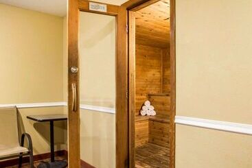 هتل Quality Inn & Suites Davenport Near I 80