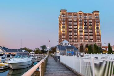 هتل Shoreline Inn & Conference Center, An Ascend  Collection Mem