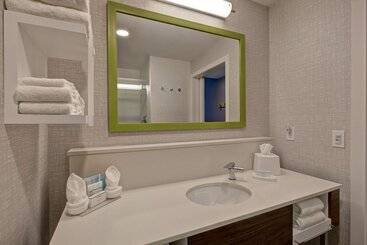 هتل Hampton Inn By Hilton Brockville