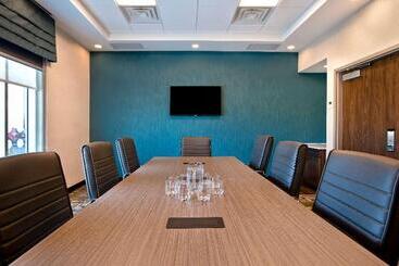 هتل Hampton Inn & Suites Ottawa West