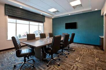 هتل Hampton Inn & Suites Ottawa West